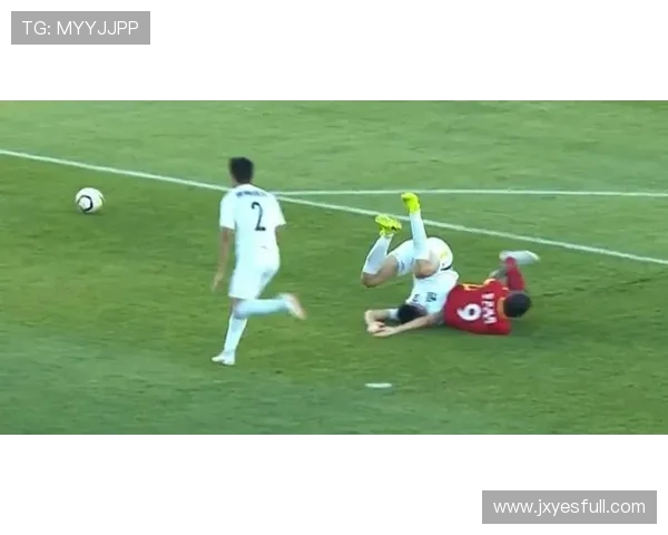 毛伟杰遭飞踹小腿 主裁漏判红牌安东尼奥不满 毛伟杰遭飞踹小腿 主裁漏判红牌安东尼奥不满